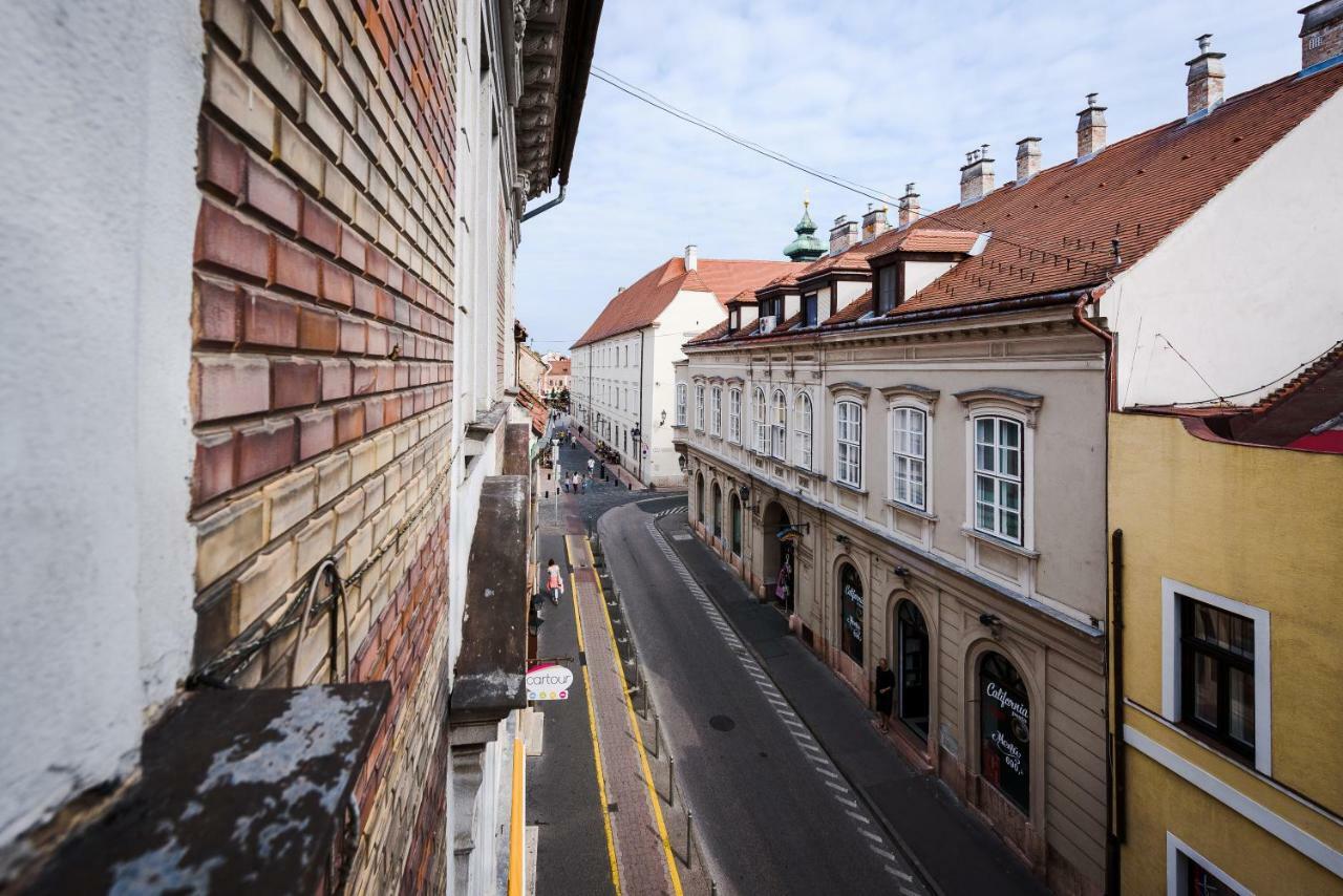 Gold Apartment - Gyor Bagian luar foto